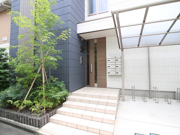 物件外観写真5　(エントランス部分)