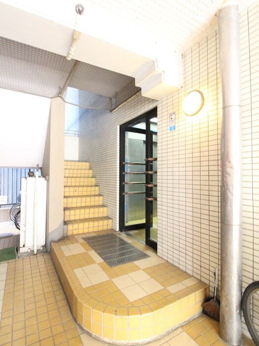 物件外観写真3　(エントランス部分)