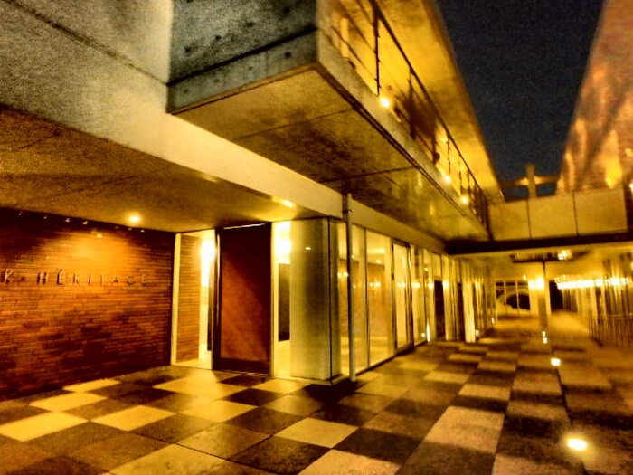 物件外観写真2　(エントランス部分)