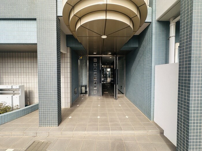 物件外観写真2　(エントランス部分)