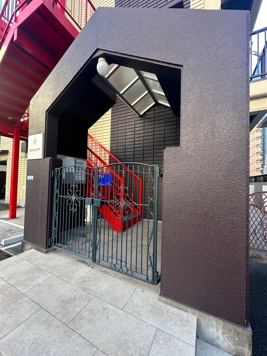 物件外観写真2　(エントランス部分)