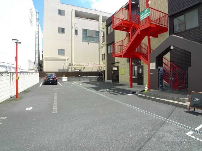 物件外観写真6　(駐車場)