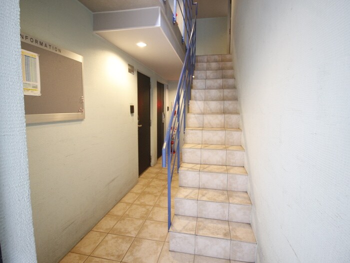 物件外観写真6　(エントランス部分)