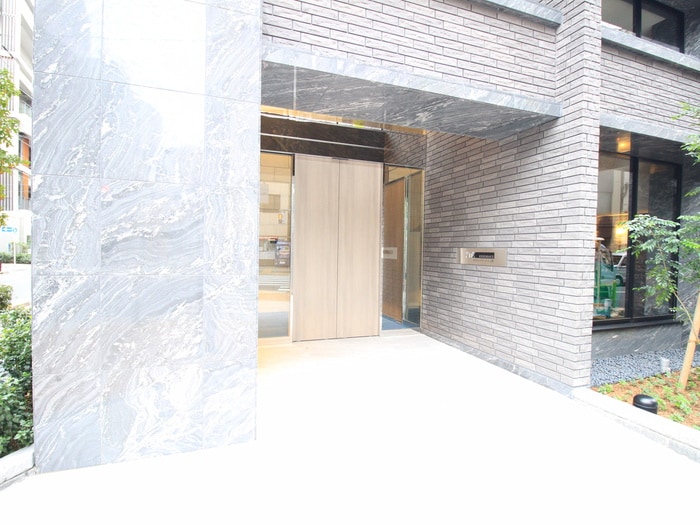 物件外観写真3　(エントランス部分)