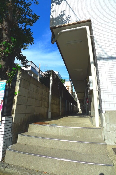 物件外観写真3　(エントランス部分)