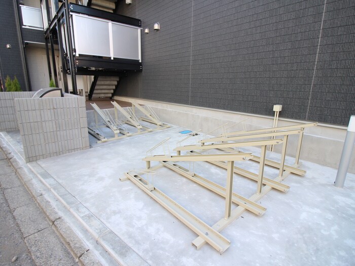 物件外観写真4　(駐輪場)