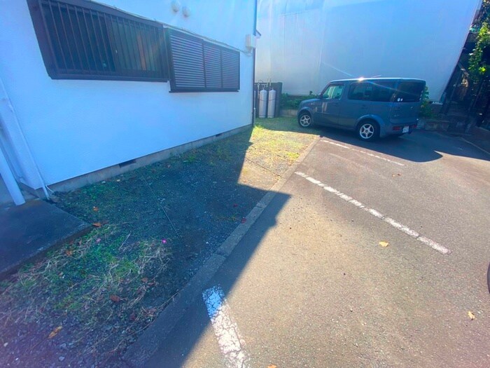 物件外観写真3　(駐車場)