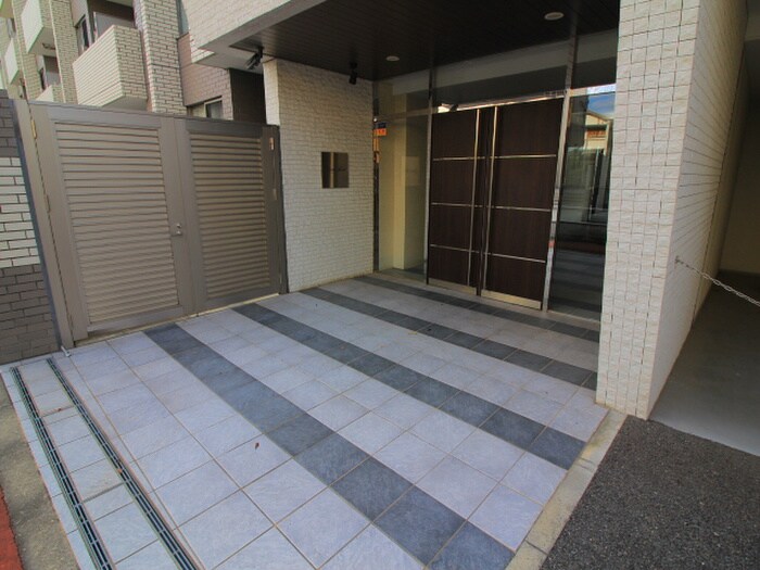 物件外観写真3　(エントランス部分)
