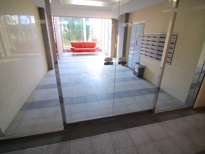 物件外観写真4　(エントランス部分)