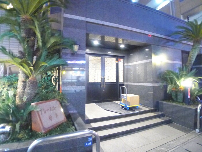 物件外観写真3　(エントランス部分)