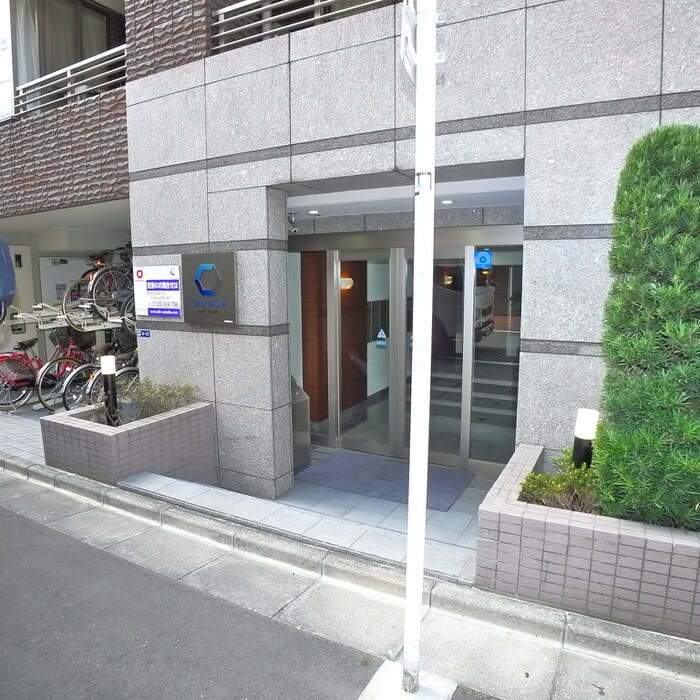 物件外観写真2　(エントランス部分)