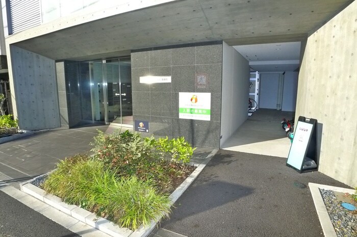 物件外観写真2　(エントランス部分)