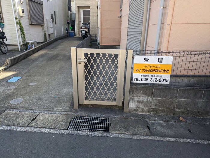 物件外観写真2　(エントランス部分)