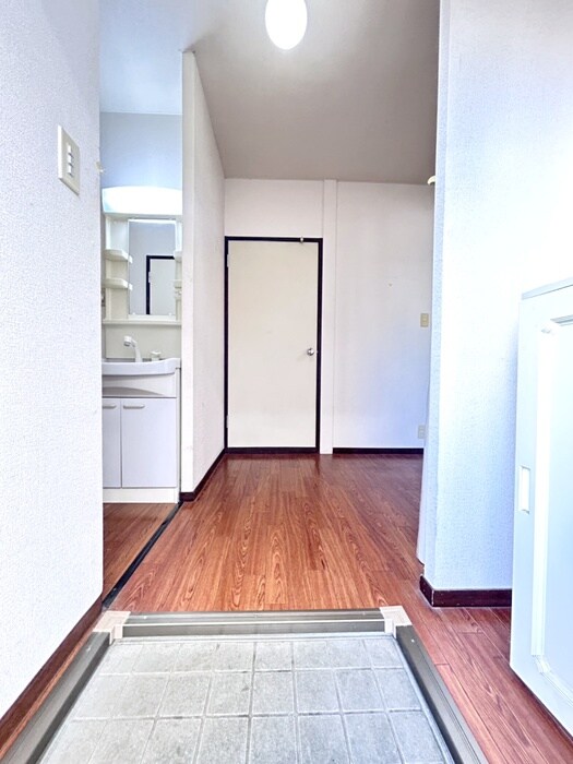 物件内観写真18　(玄関)