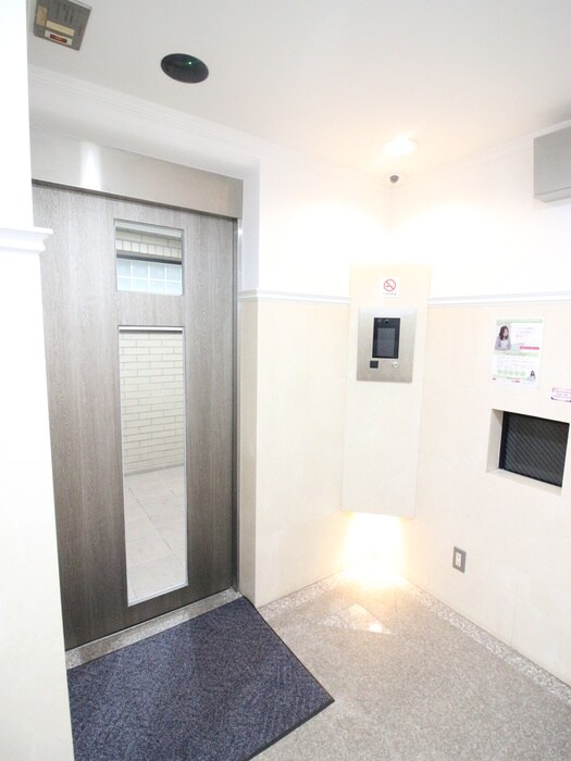 物件外観写真4　(エントランス部分)