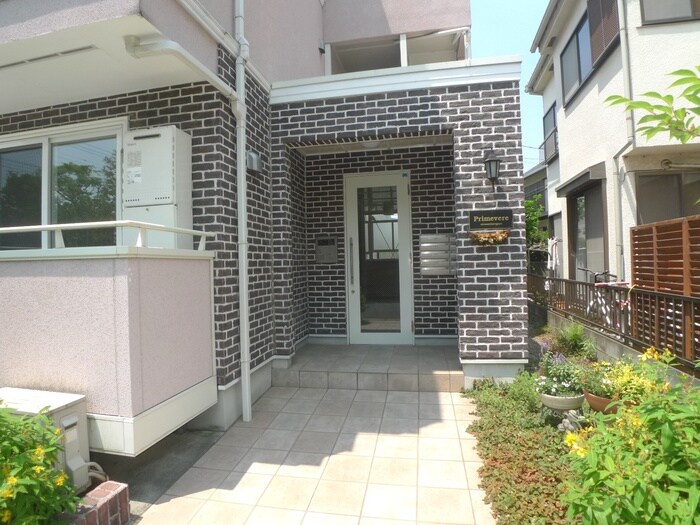 物件外観写真2　(エントランス部分)