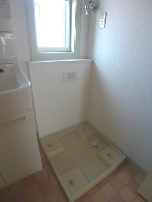 物件内観写真12　(洗濯機置場)