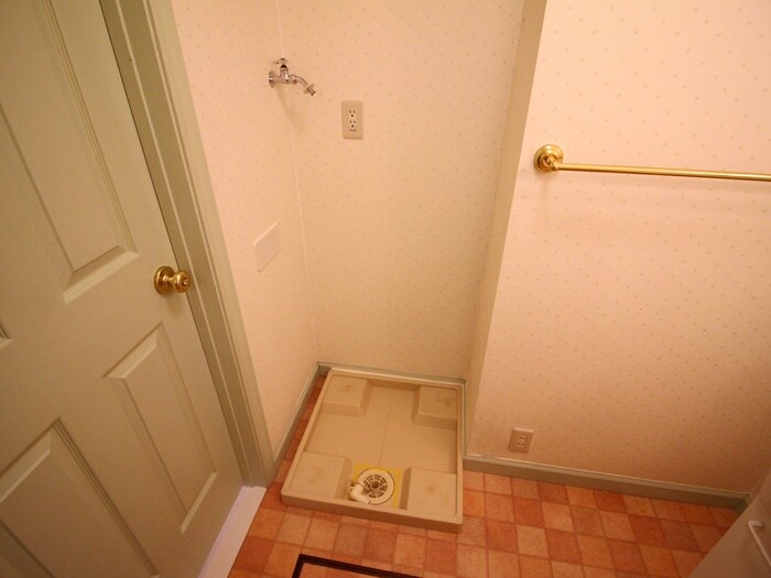 物件内観写真16　(洗濯機置場)