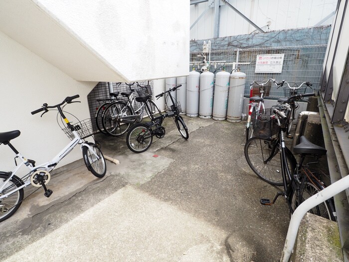 物件外観写真4　(駐輪場)