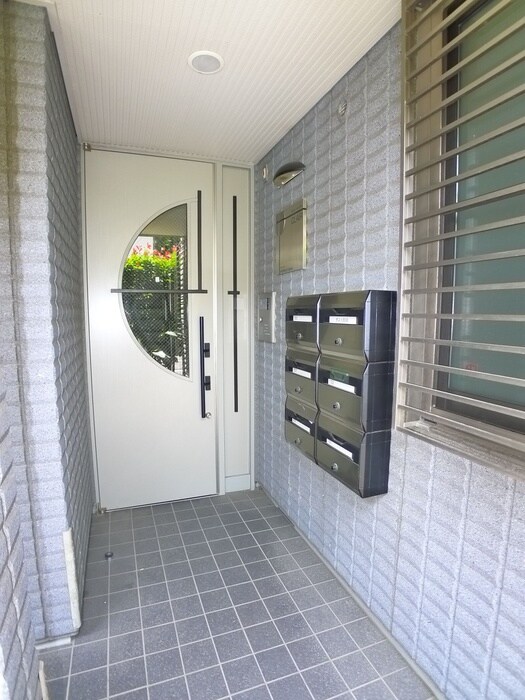 物件外観写真2　(エントランス部分)