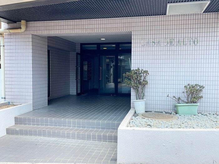 物件外観写真2　(エントランス部分)