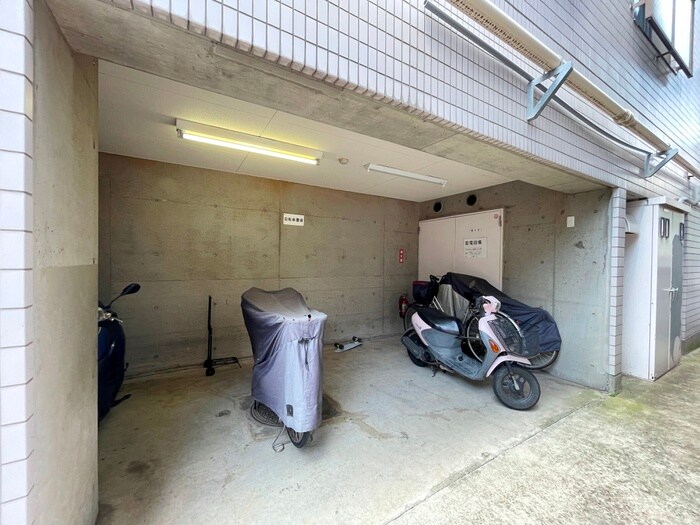 物件外観写真4　(駐輪場)