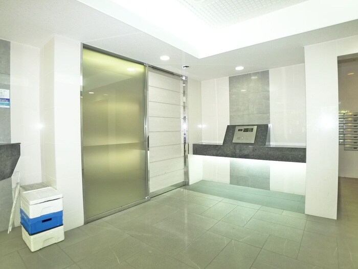 物件外観写真3　(エントランス部分)