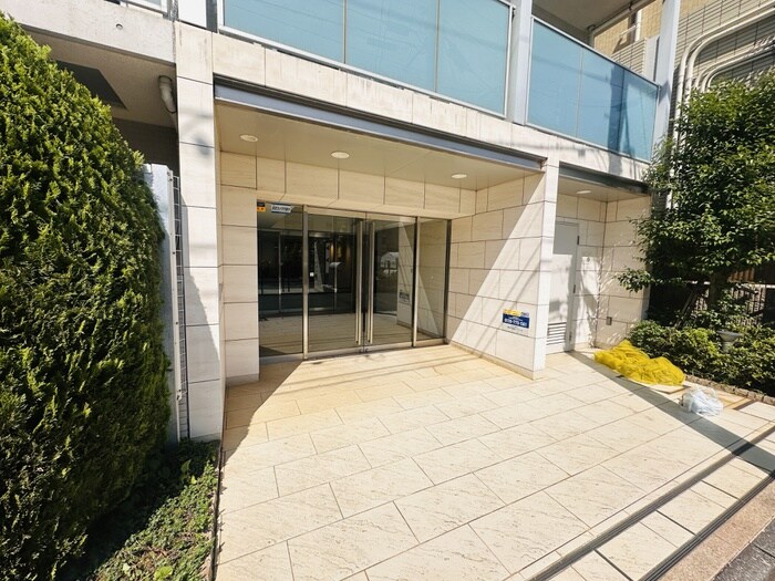 物件外観写真3　(エントランス部分)