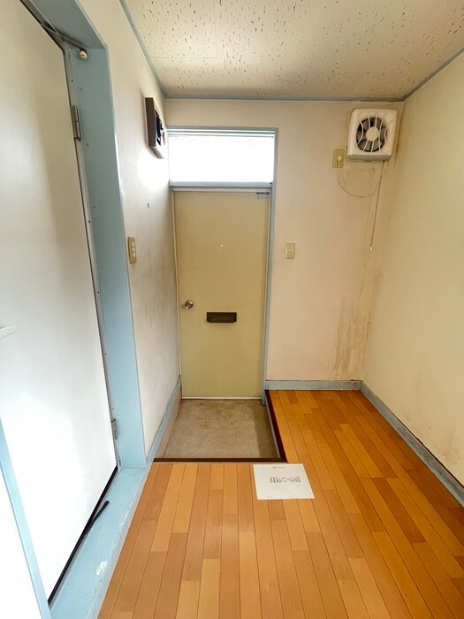 物件内観写真16　(玄関)