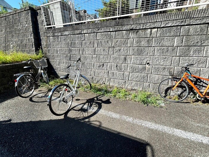 物件外観写真4　(駐輪場)