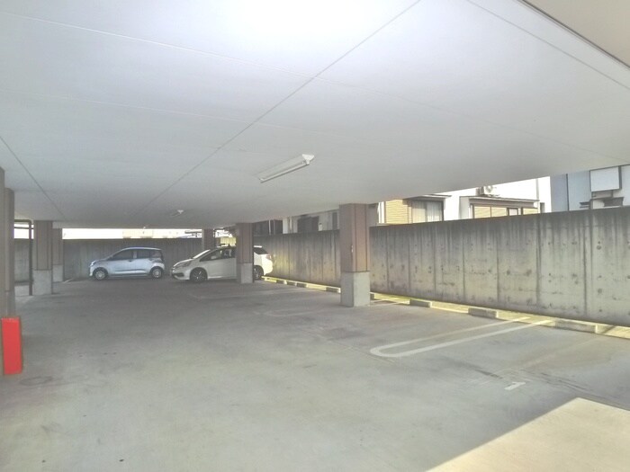 物件外観写真5　(駐車場)