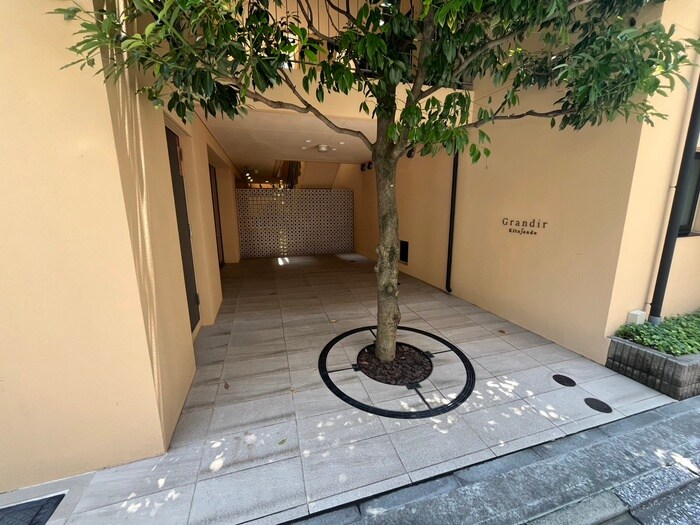 物件外観写真3　(エントランス部分)