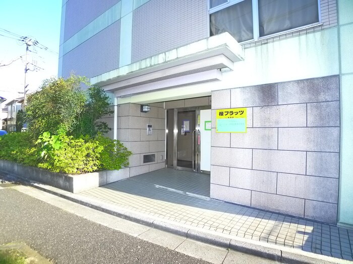 物件外観写真2　(エントランス部分)