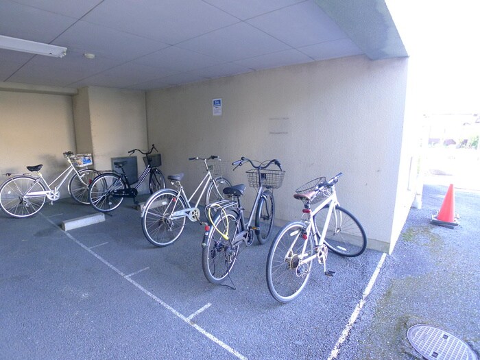 物件外観写真4　(駐輪場)