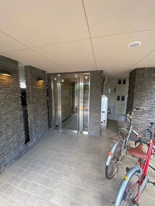 物件外観写真5　(エントランス部分)