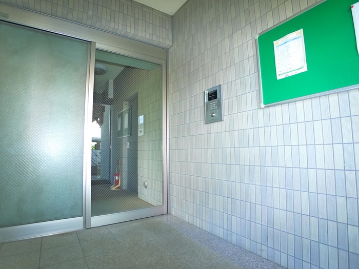 物件外観写真2　(エントランス部分)