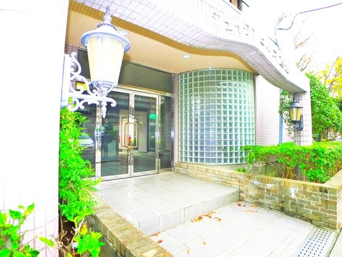 物件外観写真6　(エントランス部分)