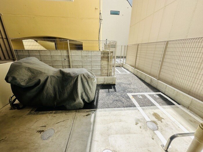 物件外観写真5　(バイク置き場)
