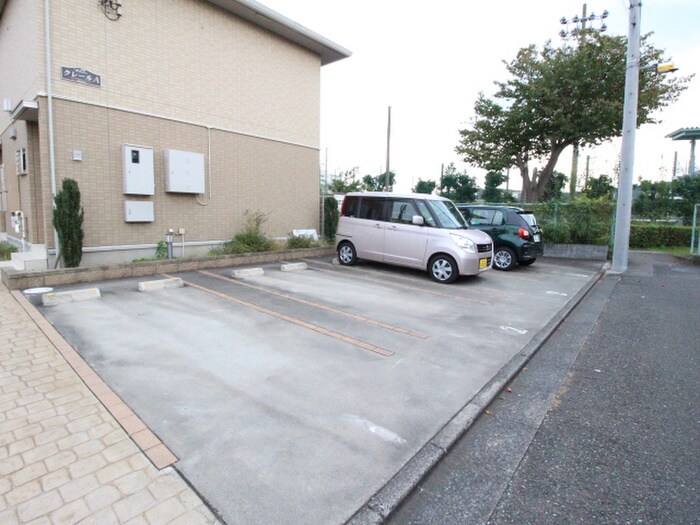 物件外観写真5　(駐車場)