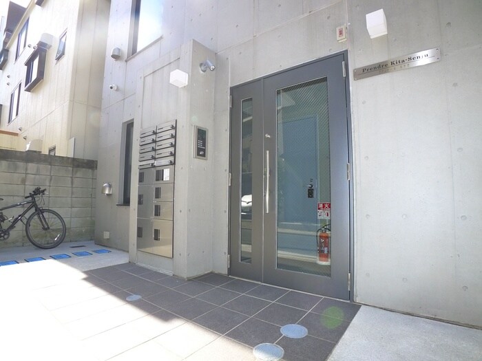 物件外観写真3　(エントランス部分)