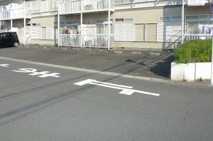 物件外観写真5　(駐車場)