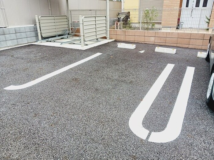 物件外観写真2　(駐車場)