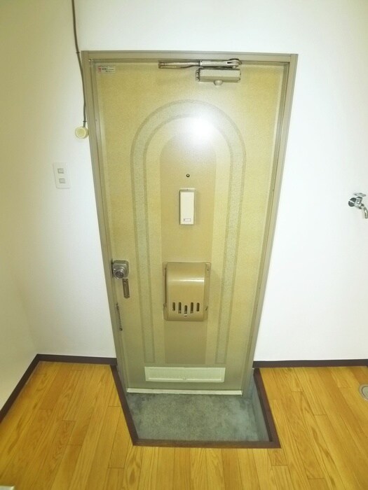 物件内観写真8　(玄関)