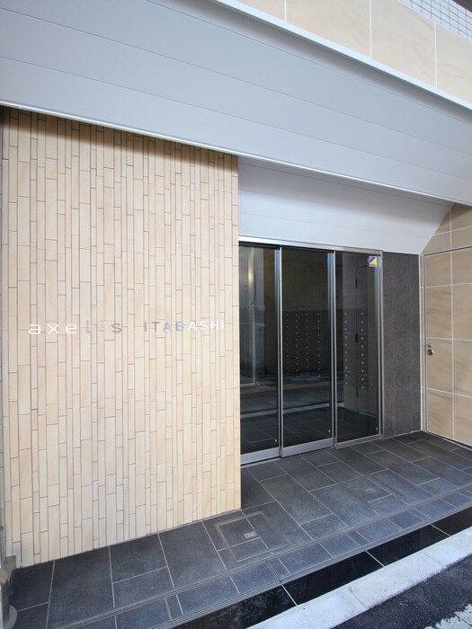 物件外観写真2　(エントランス部分)