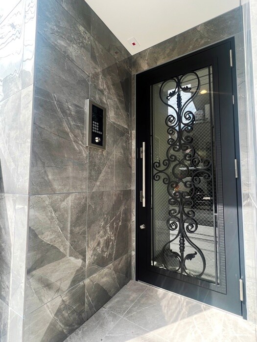 物件外観写真2　(エントランス部分)