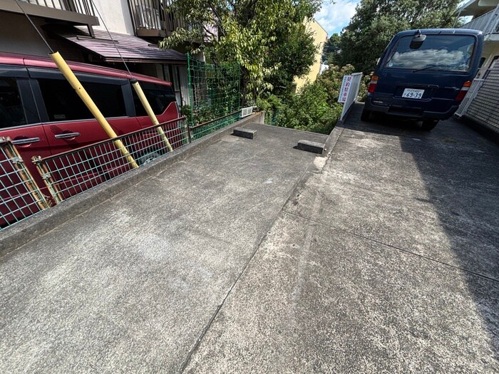 物件外観写真4　(駐車場)