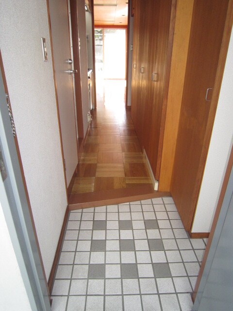 物件内観写真4　(玄関)