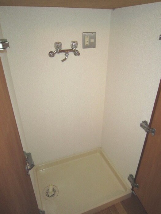 物件内観写真5　(洗濯機置場)