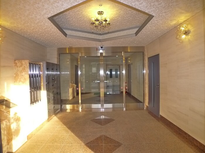 物件外観写真2　(エントランス部分)