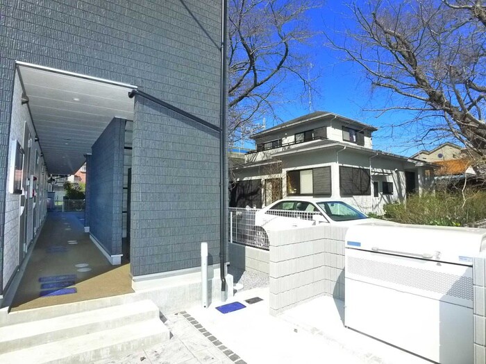 物件外観写真5　(エントランス部分)